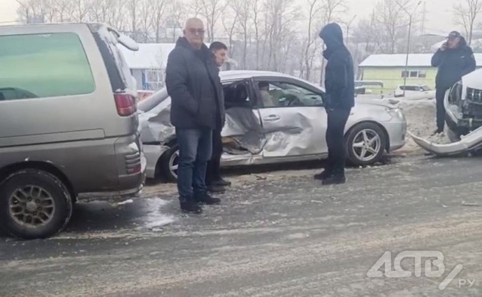 Очевидцев серьёзного ДТП с участием "Прадо" и ""Короллы" в Южно-Сахалинске просят откликнуться