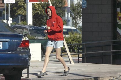 Дочь Анджелины Джоли прогулялась по улице в коротких шортах