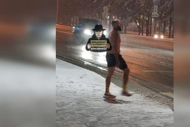 Жителей Барнаула удивил полуобнаженный горожанин в шортах