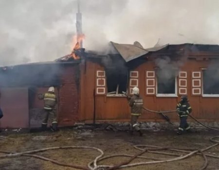 В Башкирии пожар уничтожил дом из-за детской шалости