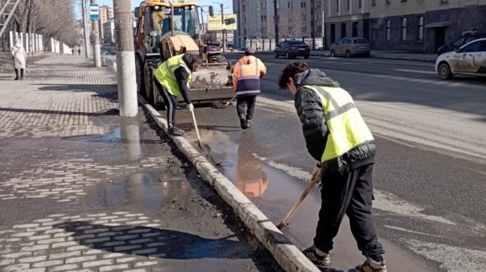 За минувшие сутки с кировских улиц убрано 40 «кубов» мусора