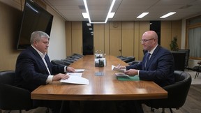 Дмитрий Чернышенко провёл рабочую встречу с губернатором Новгородской области Александром Дроновым Дмитрий Чернышенко провёл рабочую встречу с губернатором Новгородской области Александром Дроновым