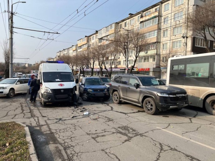 «Русская колом»: главная транспортная артерия Владивостока заблокирована из-за ДТП