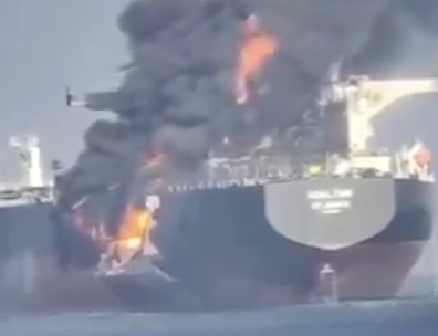 Попавшее под супертанкер санкционное судно горит Попавшее под супертанкер санкционное судно горит