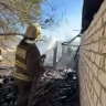 В Астрахани из-за пылающего сухостоя сгорели две хозпостройки