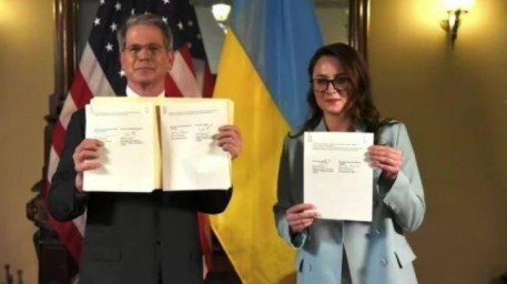 Зеленский отдал детей в кабалу: на Украине каждый младенец должен по $ 100 тысяч