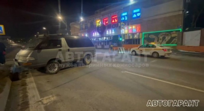 Пьяный водитель, уходя от погони, разнес леера и чужую машину во Владивостоке Пьяный водитель, уходя от погони, разнес леера и чужую машину во Владивостоке