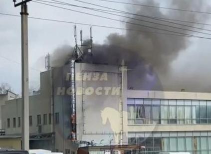 В Пензе горит торговый центр Тепличный