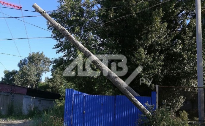 "Или рухнет или замкнёт всё": в Южно-Сахалинске столб повис на проводах