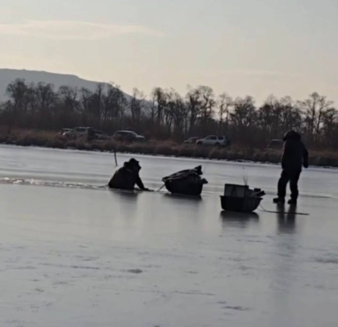 Первые ЧП на льду: рыбаки провалились во время ловли наваги в Приморье