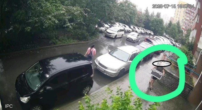 Во Владивостоке разгневанный мужчина с чемоданом напал на женщину
