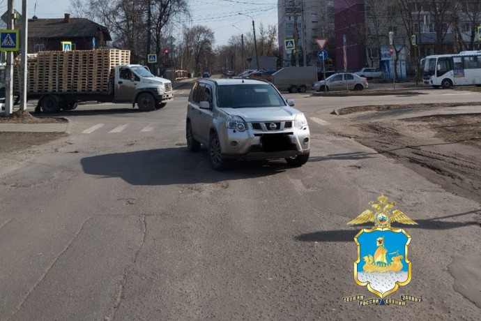 Иномарку отбросило на маму с малышом во время аварии в Костроме