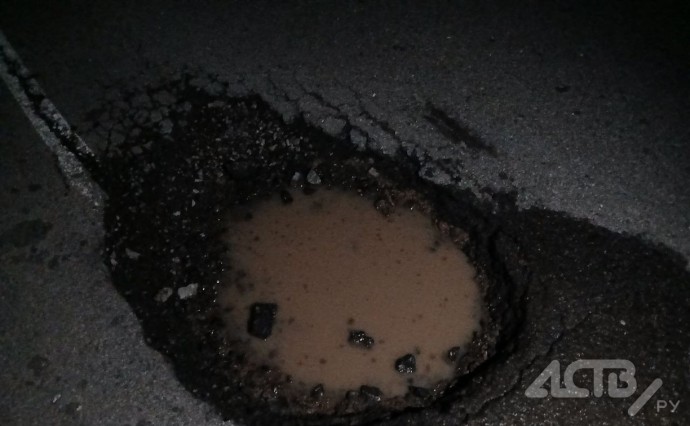 Сахалинка пробила два колеса, напоровшись на яму в Поронайском районе