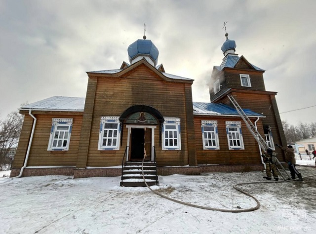 В поселке Потьма загорелось здание Покровской церкви