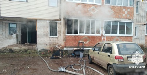 В селе Башкирии пожарные спасли двух человек из огня