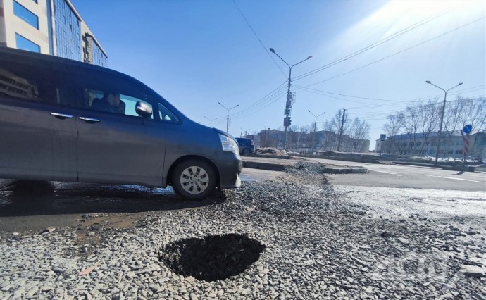 Неубиваемая яма вновь "вышла в люди" на улице Комсомольской в Южно-Сахалинске