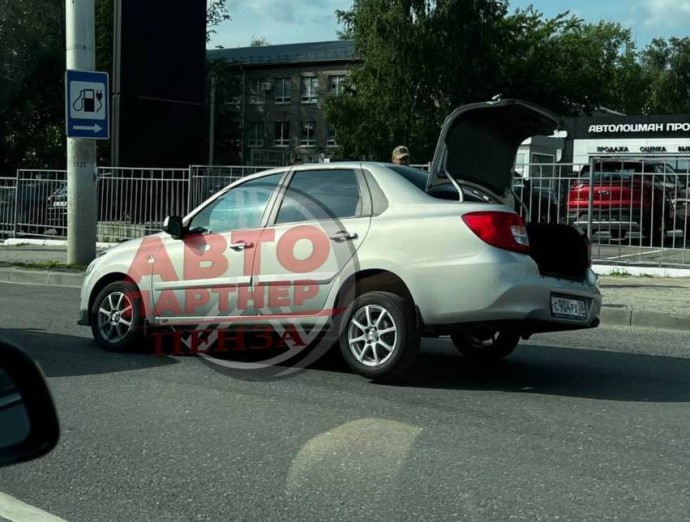 На проспекте Победы в Пензе в яму на дороге провалился автомобиль