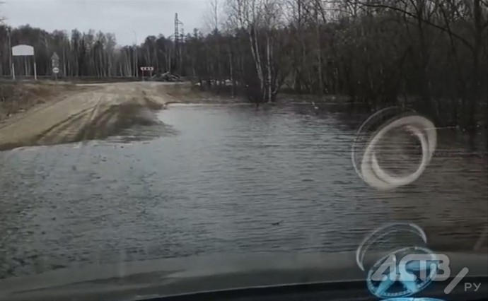 Участок дороги на въезде в Молодёжное затопило на Сахалине