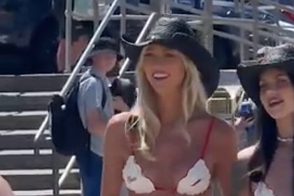 Известная порномодель собралась переспать с туристом из каждой страны и вызвала скандал