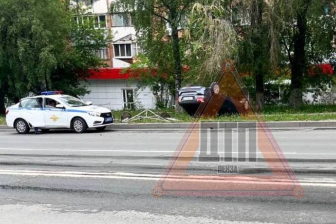 Лежит на крыше: в Пензе перевернулась Lada Granta