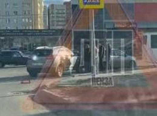 В Пензе произошла авария возле торгового центра Онежский