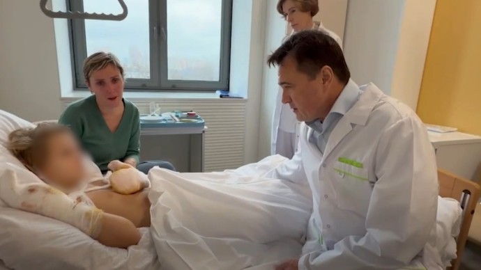 В Подмосковье школьник остался без пальцев, подобрав с газона мину, завёрнутую в деньги В Подмосковье школьник остался без пальцев, подобрав с газона мину, завёрнутую в деньги