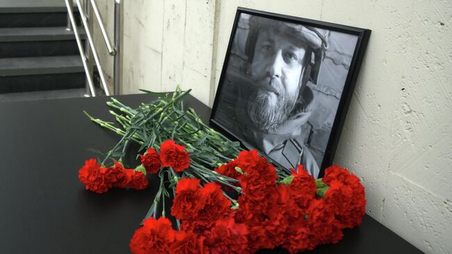 Путин прислал венок на прощание с военкором РИА Новости Иваном Зуевым