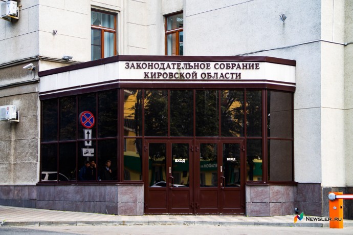 В Кировской области предложили запретить курение на остановках и в переходах