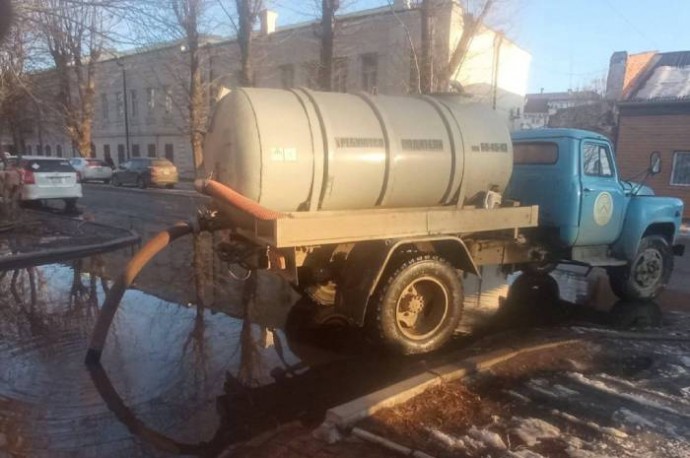 Коммунальщики Улан-Удэ бросили все силы на откачу воды с улиц