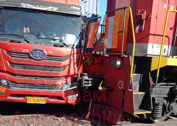 В Благовещенске столкнулись грузовик и тепловоз