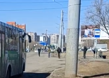 В Благовещенске на видео сняли подростков, гоняющих на самокатах по проезжей части