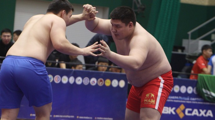 Борцы из Тывы, Бурятии и зарубежных стран участвуют в турнире по хапсагаю в Якутске