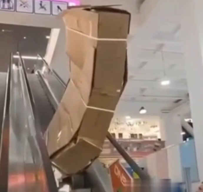 Глава DNS рассказал, как разрешилась ситуация со сломанным пополам дорогим телевизором Глава DNS рассказал, как разрешилась ситуация со сломанным пополам дорогим телевизором