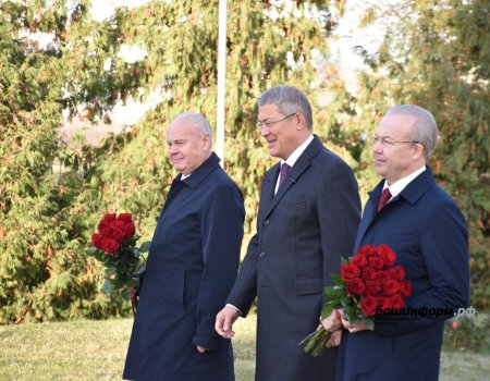 Глава Башкирии возложил цветы к Монументу Дружбы Глава Башкирии возложил цветы к Монументу Дружбы