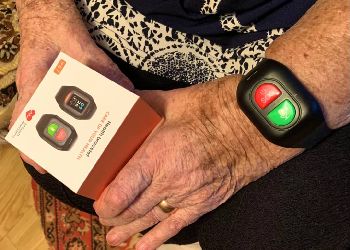 Первые браслеты с тревожной кнопкой раздали в Приамурье инвалидам и пенсионерам