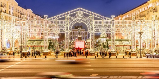 На Тверской площади завершается монтаж новогодней арки
