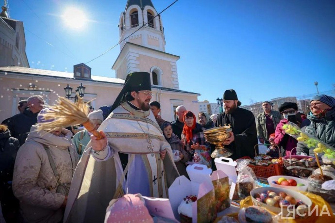 В Якутске освящают куличи и яйца на Пасху