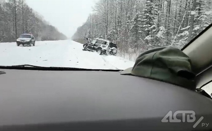 Два автомобиля лоб в лоб столкнулись на заснеженной трассе на Сахалине