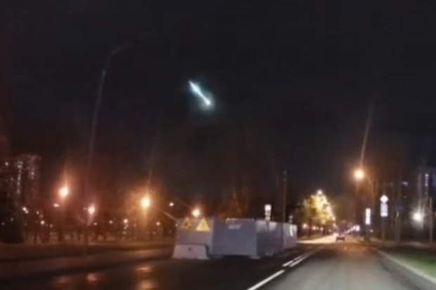 Осколки пролетевшего над Москвой метеорита продают в сети