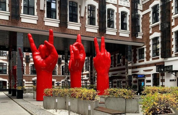 «Сатанисты знаки подают!» Яркий арт-объект в Басманном районе Москвы вызвал споры у горожан «Сатанисты знаки подают!» Яркий арт-объект в Басманном районе Москвы вызвал споры у горожан