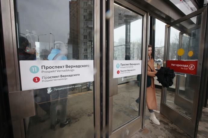 В вестибюлях метро Москвы начали установку вторых дверей к зимнему сезону
