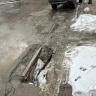 В Южно-Сахалинске автомобиль повредил бампер, проезжая через повреждённую ливнёвку
