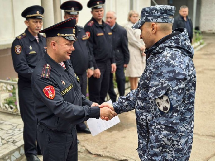 Они первыми приезжают по тревоге: в Астрахани поздравили сотрудников вневедомственной охраны Росгвардии Они первыми приезжают по тревоге: в Астрахани поздравили сотрудников вневедомственной охраны Росгвардии