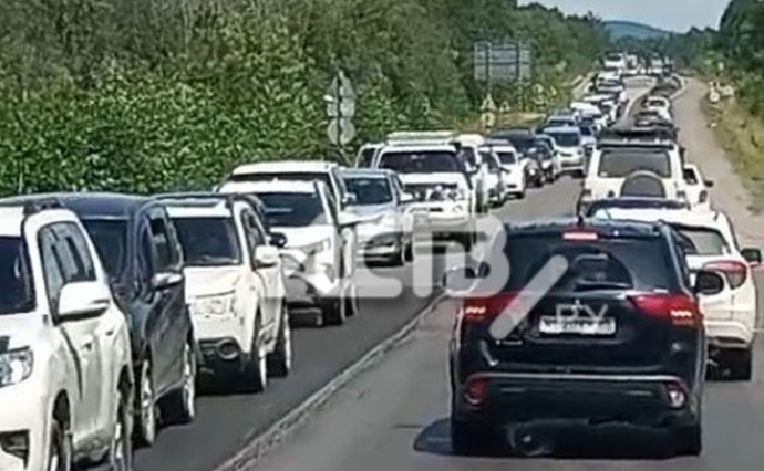 "Едем третий час!": сахалинцы массово жалуются на пробки до Анивы