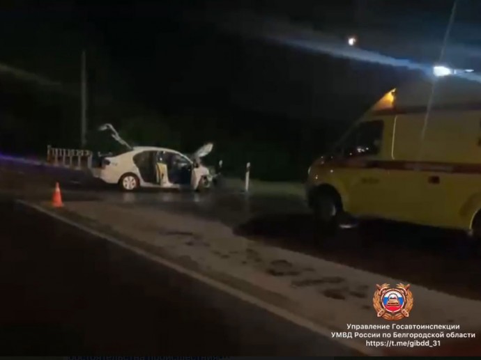 Ночью в Белгороде автомобиль такси протаранил тепловоз