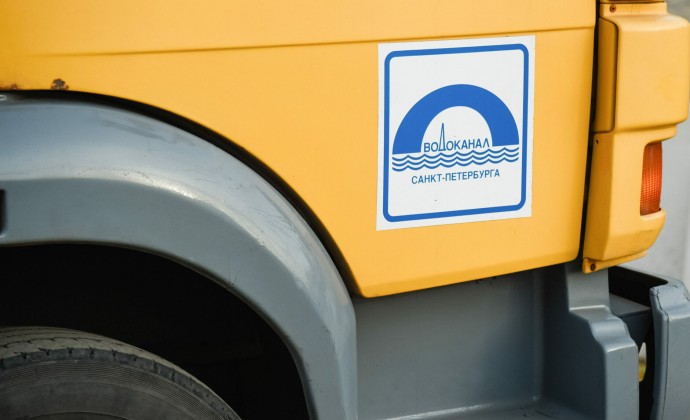 Холодная вода вытекла на проезжую часть проспекта Тореза: бригада «Водоканала» ведет обследование