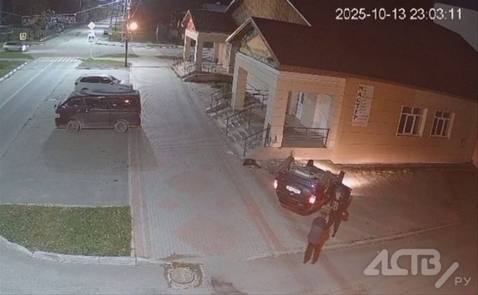 "Водитель еле стоял на ногах": невероятный кувырок "Филдера" на крышу в Долинске попал в объектив камеры