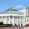 В Польше принят закон, лишающий неработающих украинцев соцвыплат