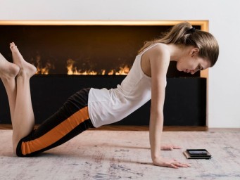 Отжимания с шагом вперед укрепляют руки и мышцы-стабилизаторы