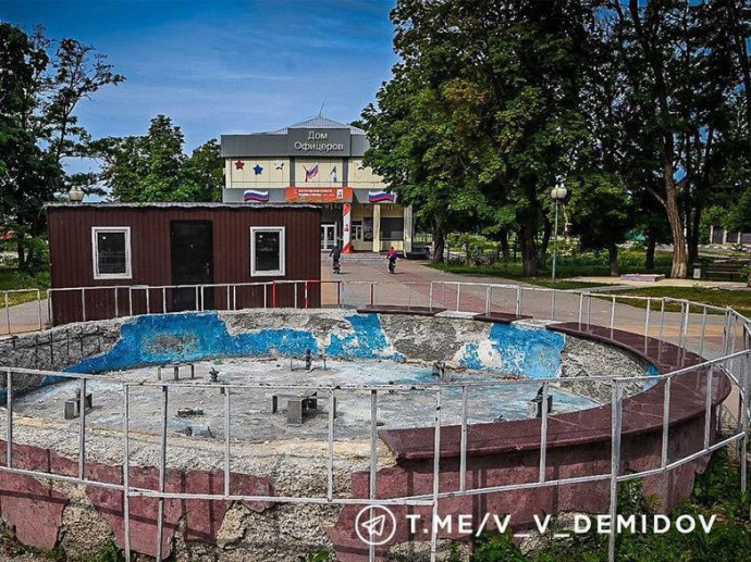 В Белгороде начали ремонтировать фонтан у Дома офицеров
